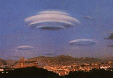 A lenticular cloud over Cubatão, on the southern coast of São Paulo, Brazil. You could
easily take it for a flying saucer.